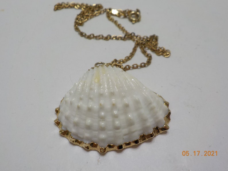 Vintage Sarah Coventry Clam Shell Pendant Necklace 9235 16 Coventry Chain image 1