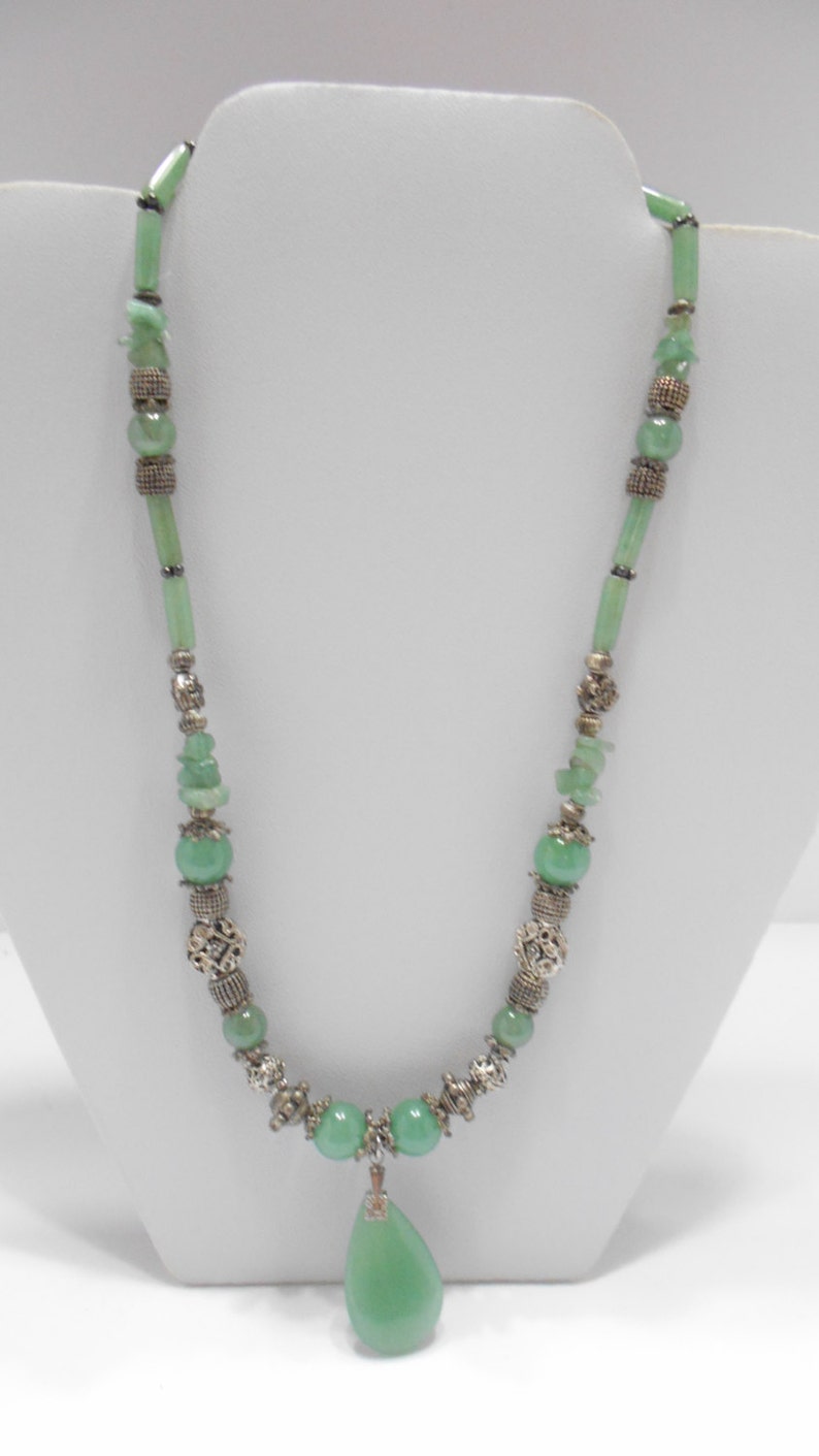 Vintage 18 Jade Pendant Necklace 3262