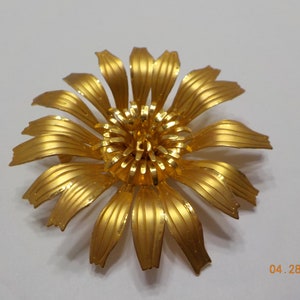 Vintage 3-D Flower Brooch (8019) Bright Gold Tone Metal