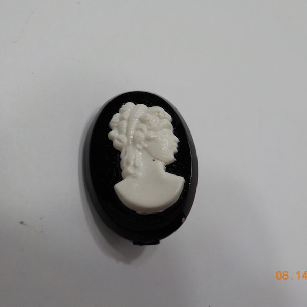 Vintage Tiny Cameo Brooch (2054)