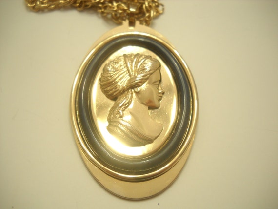 Vintage Avon Cameo Pendant Necklace 2717 Etsy