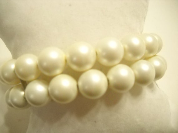 Vintage 1960s Double Strand FAUX PEARL STRETCH Br… - image 3