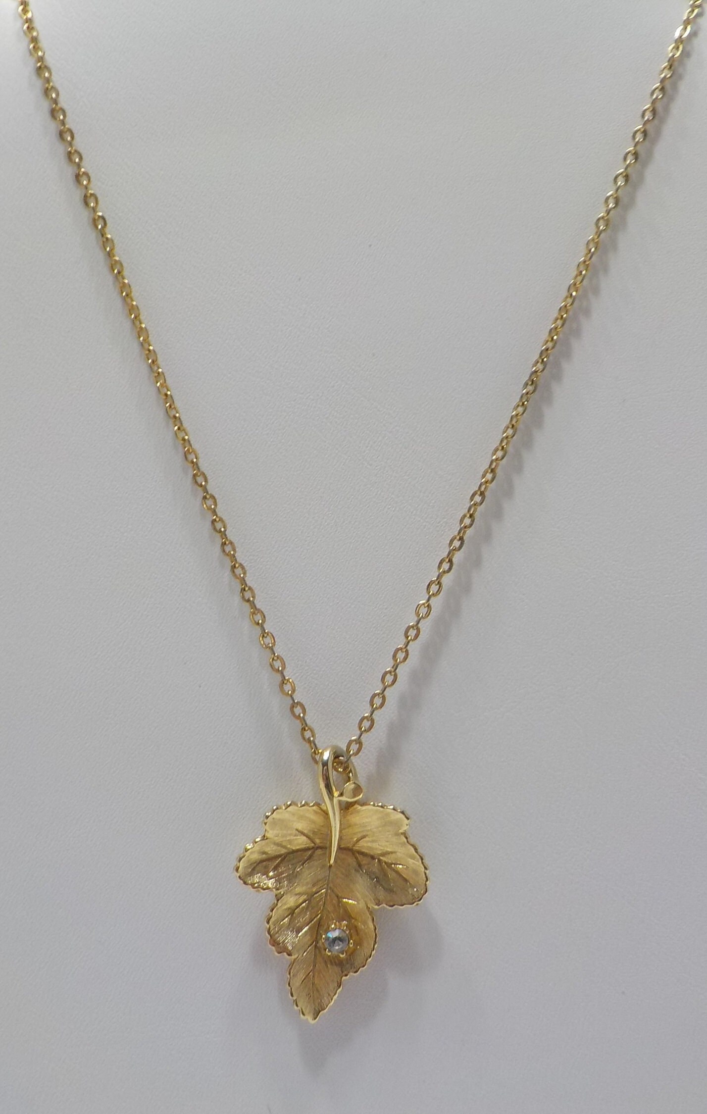 Vintage Avon Radiant Leaf Pendant Necklace (2092) Sparkly