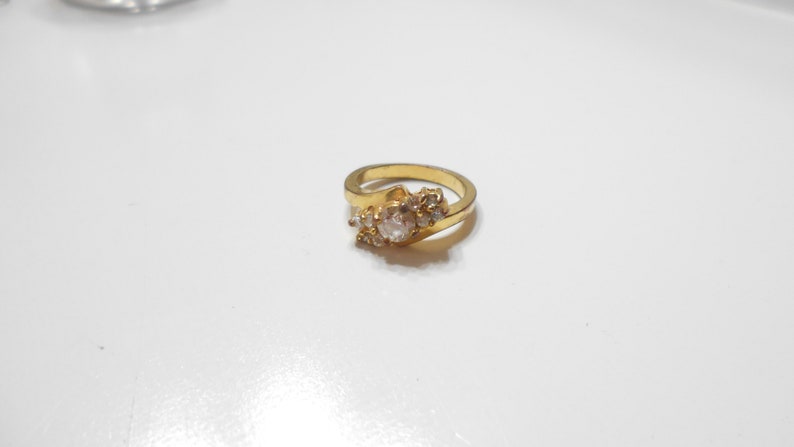 6710 Size 5 Gorgeous Sparkly Gold Tone Ring Loaded With Clear Rhinestones