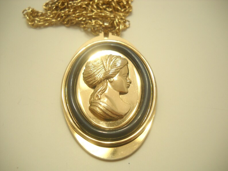 Vintage avon cameo necklace Clearance