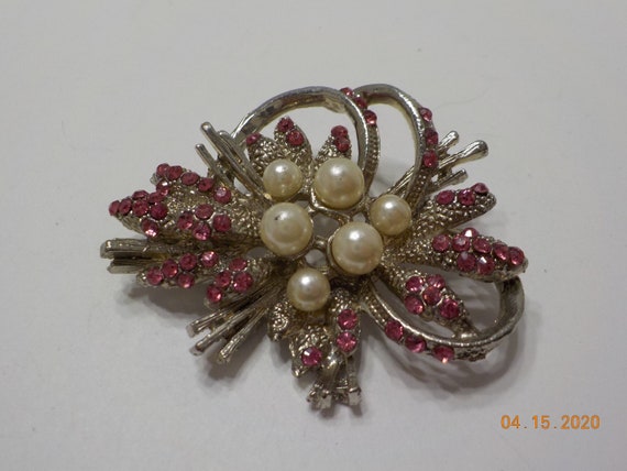 Vintage Pink Rhinestone & Faux Pearl Brooch (1086… - image 1