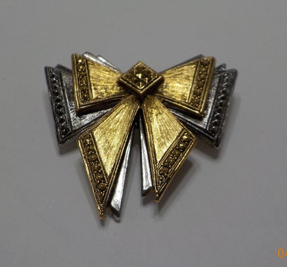 Vintage 3-D Bow Brooch (8009) Gold Tone & Silver … - image 1