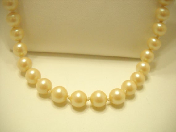 Gorgeous 22" Faux Pearl Single Strand Necklace (2… - image 3