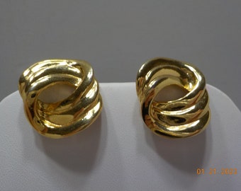 Vintage Trifari Gold Tone Pierced Earrings (7543) Pretty!