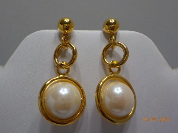 Vintage Avon Faux Pearl Earrings (3867) Pierced D… - image 1