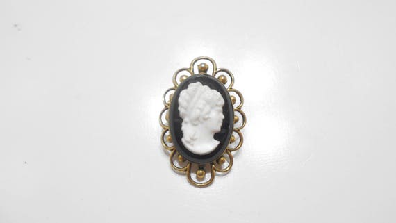 Vintage Cameo Brooch/Pendant (2249) - image 1