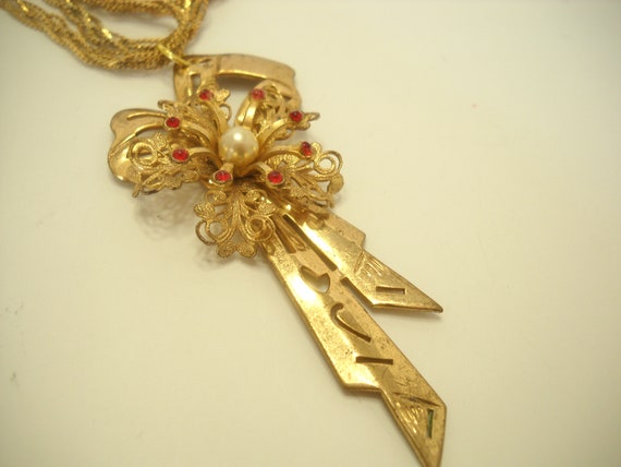 Vintage Gold Tone Ribbon Pendant Necklace Adorned… - image 4