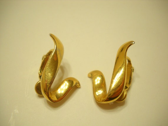 Vintage Trifari Gold Tone Clip Earrings (4117) - image 2