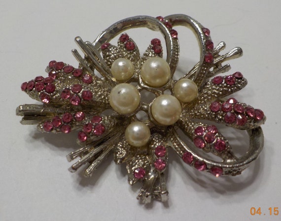 Vintage Pink Rhinestone & Faux Pearl Brooch (1086… - image 2