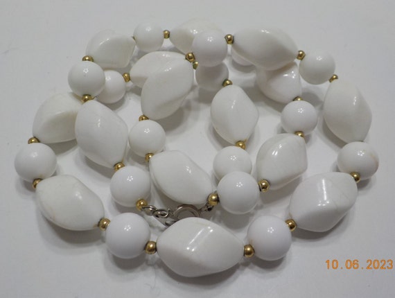 Vintage 24" White Beaded Necklace (3889) - image 3
