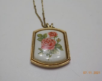 Vintage Avon Heritage Rose Pendant Necklace (1156) Beautiful Red Roses