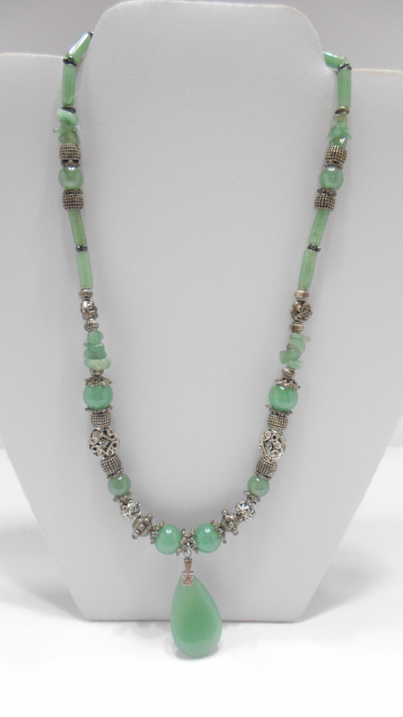 Vintage 18 Jade Pendant Necklace 3262