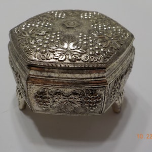 Vintage Silver Tone Hinged & Footed Metal Jewelry Chest (12) Raised Designs