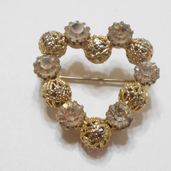 Vintage Gold Tone Metal & Rhinestone Heart Brooch 8694