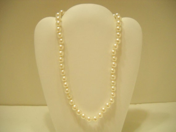 Vintage 17" Faux Pearl Single Strand Necklace (16… - image 1