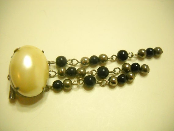 Vintage Faux Pearl Dangling Brooch (5268) - image 2