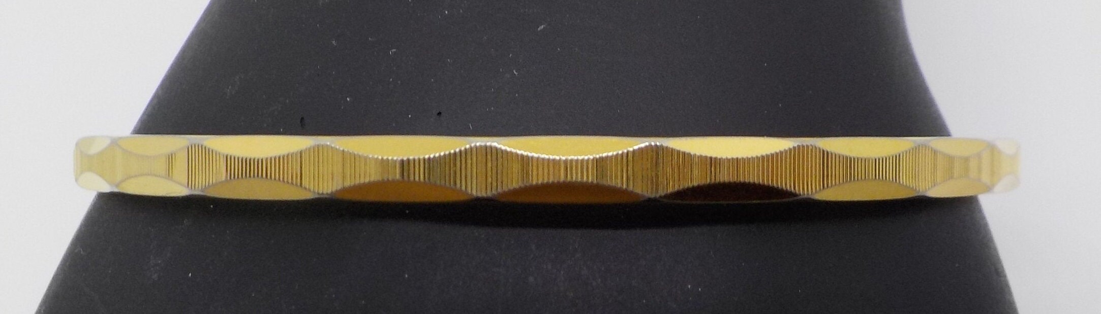 Vintage Monet Gold Tone Bangle Bracelet (6159) Diamond Vintage Monet Gold Tone Bangle Bracelet (6159) Diamond