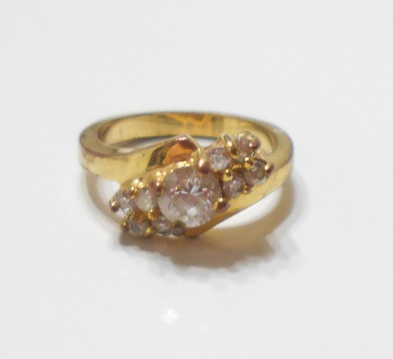 6710 Size 5 Gorgeous Sparkly Gold Tone Ring Loaded With Clear Rhinestones