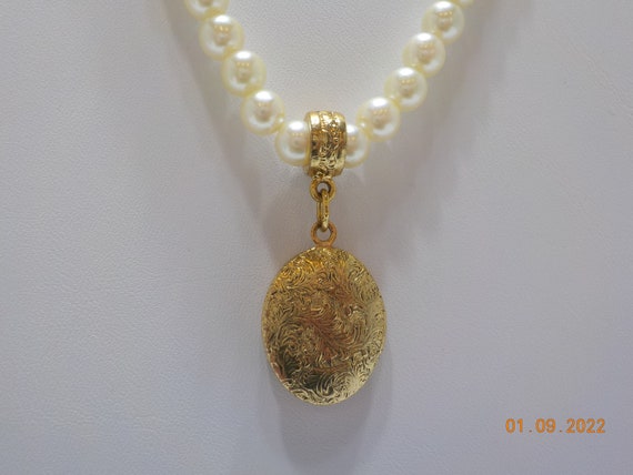 Faux Pearl Choker Locket Necklace 8012 