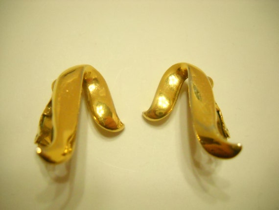 Vintage Trifari Gold Tone Clip Earrings (4117) - image 1