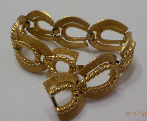 Vintage Trifari Brushed Gold Tone Metal Link Brac… - image 3