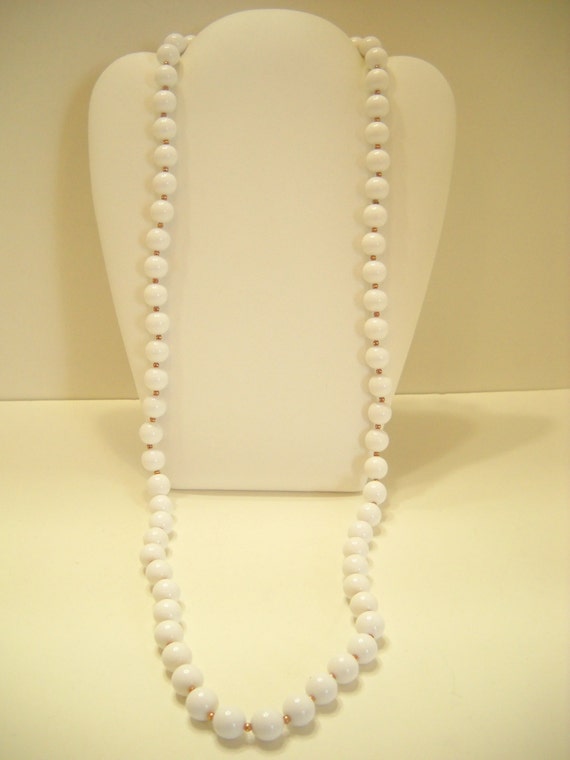 Vintage 30" White Plastic Beaded Necklace (8848) 10mm