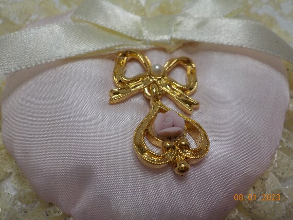 Vintage Avon Pillow Pin Cushion (1647) Lapel Pin … - image 1