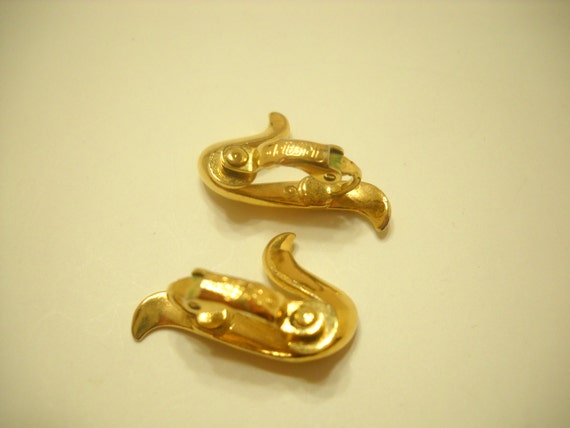 Vintage Trifari Gold Tone Clip Earrings (4117) - image 3