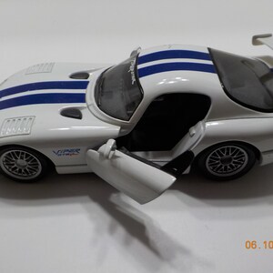 【未組立】希少 maisto マイスト 1/24ダッジバイパーGT2 Vintage Maisto Dodge Viper GT2 1:24 Scale (20-3) Die Cast. Doors