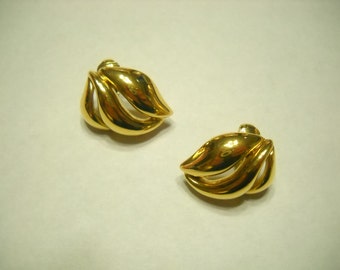 Vintage Gold Tone Trifari Clip Earrings (9583)