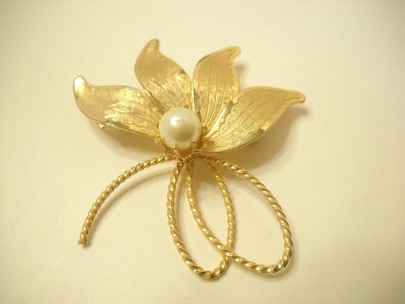 Vintage Faux Pearl Leaf Brooch (6811) Braided Stem - image 1