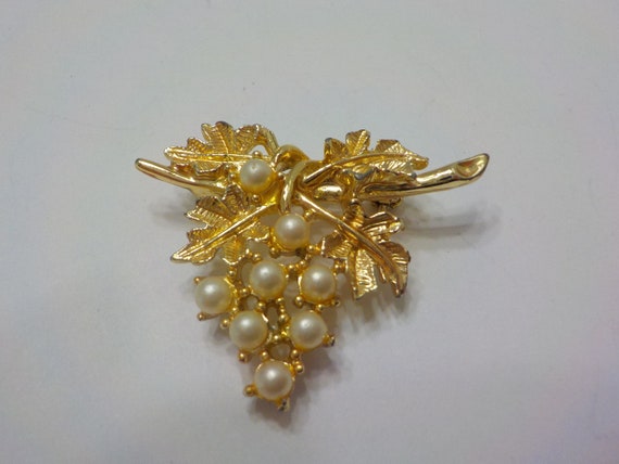 Vintage Emmons Faux Pearl Grape Cluster Brooch (2… - image 1