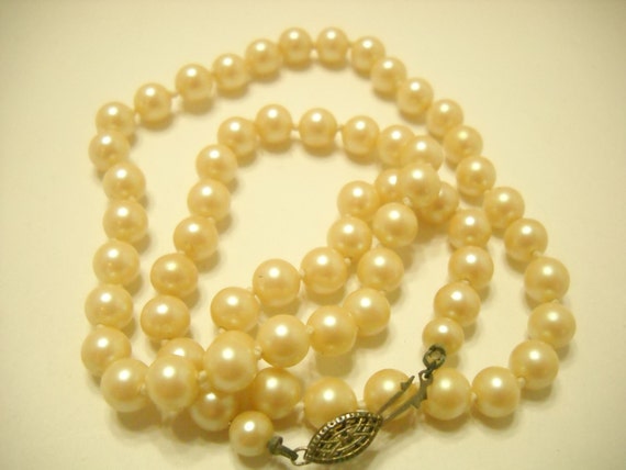 Gorgeous 22" Faux Pearl Single Strand Necklace (2… - image 4