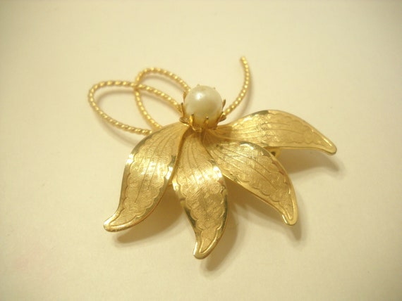 Vintage Faux Pearl Leaf Brooch (6811) Braided Stem - image 2