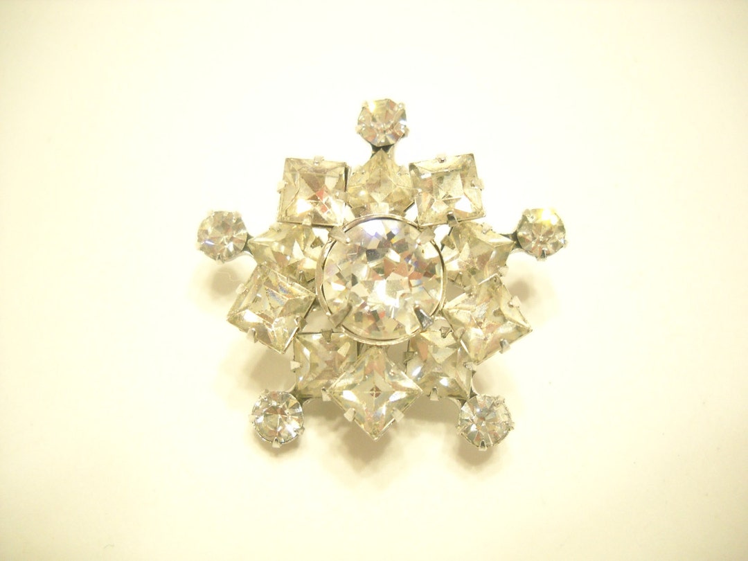 Vintage Star Shaped Rhinestone Brooch 3661 Round & Square Rhinestones