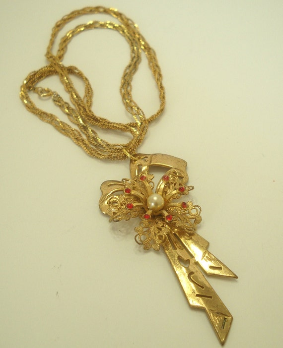 Vintage Gold Tone Ribbon Pendant Necklace Adorned… - image 3