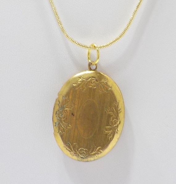 Vintage Gold Tone Hinged Oval Locket 