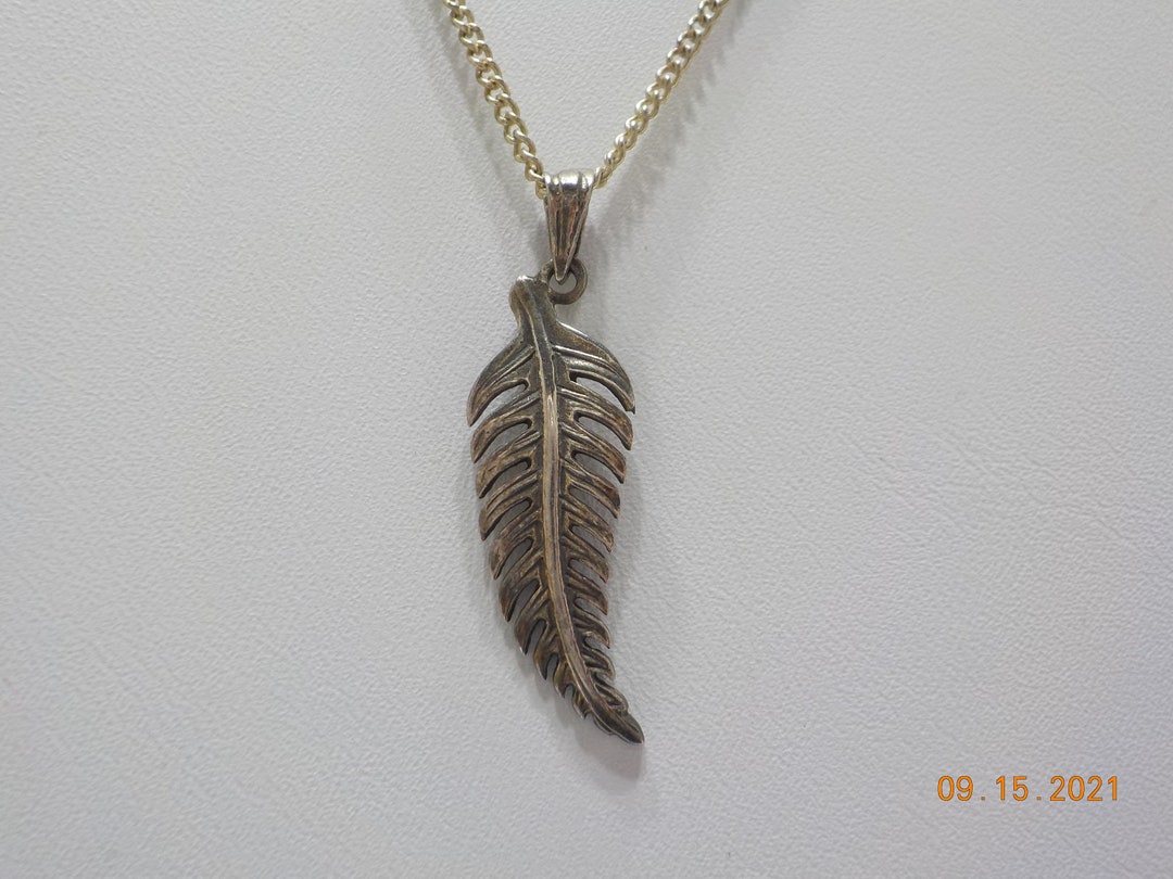 Vintage Tiny Silver Tone Feather Pendant Necklace 4677 Classic - Etsy Vintage Tiny Silver Tone Feather Pendant Necklace 4677 Classic - Etsy