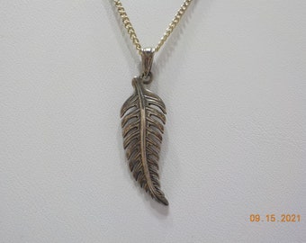 Vintage Tiny Silver Tone Feather Pendant Necklace (4677) Classic!