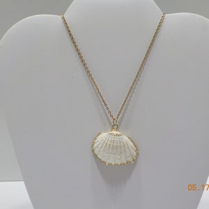 Vintage Sarah Coventry Clam Shell Pendant Necklace 9235 16 Coventry Chain image 2