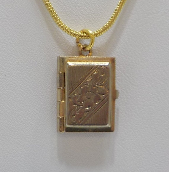 Vintage Gold Tone Locket Pendant Necklace (8810) Middle Page