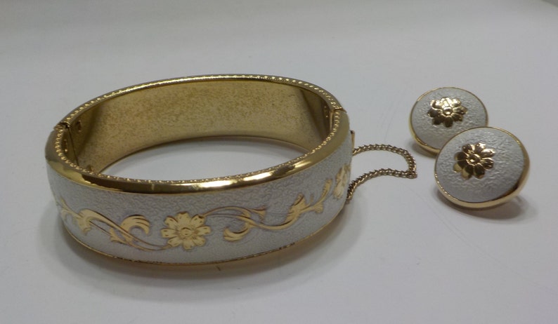 6151 Vintage Floral Cuff Bracelet Demi Parure Bracelet /& Clip Earrings