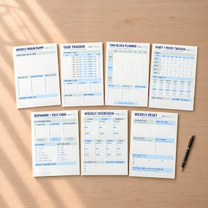 Può includere: Un set di sette fogli di pianificazione in carta bianca con accenti blu e testo nero, che includono sezioni per il brain dump settimanale, il monitoraggio delle attività, la pianificazione temporale, il monitoraggio delle abitudini e una penna.