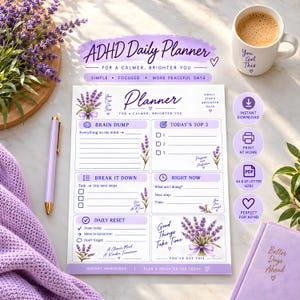 Può includere: Un foglio di pianificazione giornaliera ADHD con accenti floreali di lavanda, dotato di sezioni per brain dump, le 3 attività principali, suddivisione dei compiti e reset giornaliero. La carta bianca presenta testo e linee viola.