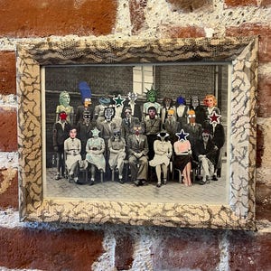 Puede incluir: Una impresión de collage enmarcada que presenta una fotografía de clase antigua en blanco y negro donde los rostros de los estudiantes y el profesor han sido reemplazados por varios iconos de la cultura pop, personajes de dibujos animados y estrellas.